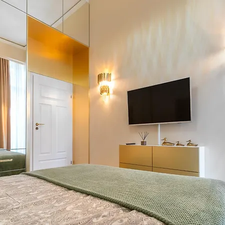 Chanel Jana Pawla Apartment